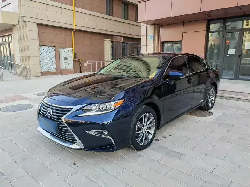 2015 Lexus ES 2.5L 160HP L4 E-CVT Hybrid