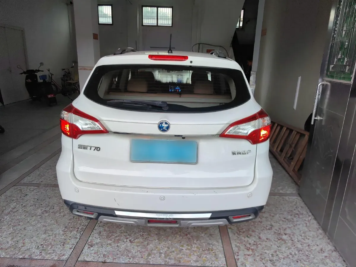 2015 Venucia T70 2.0L 144HP L4 6MT,autocango,china used car exporter,china ev exporter,chinese used car exporter,chinese used ev exporter
