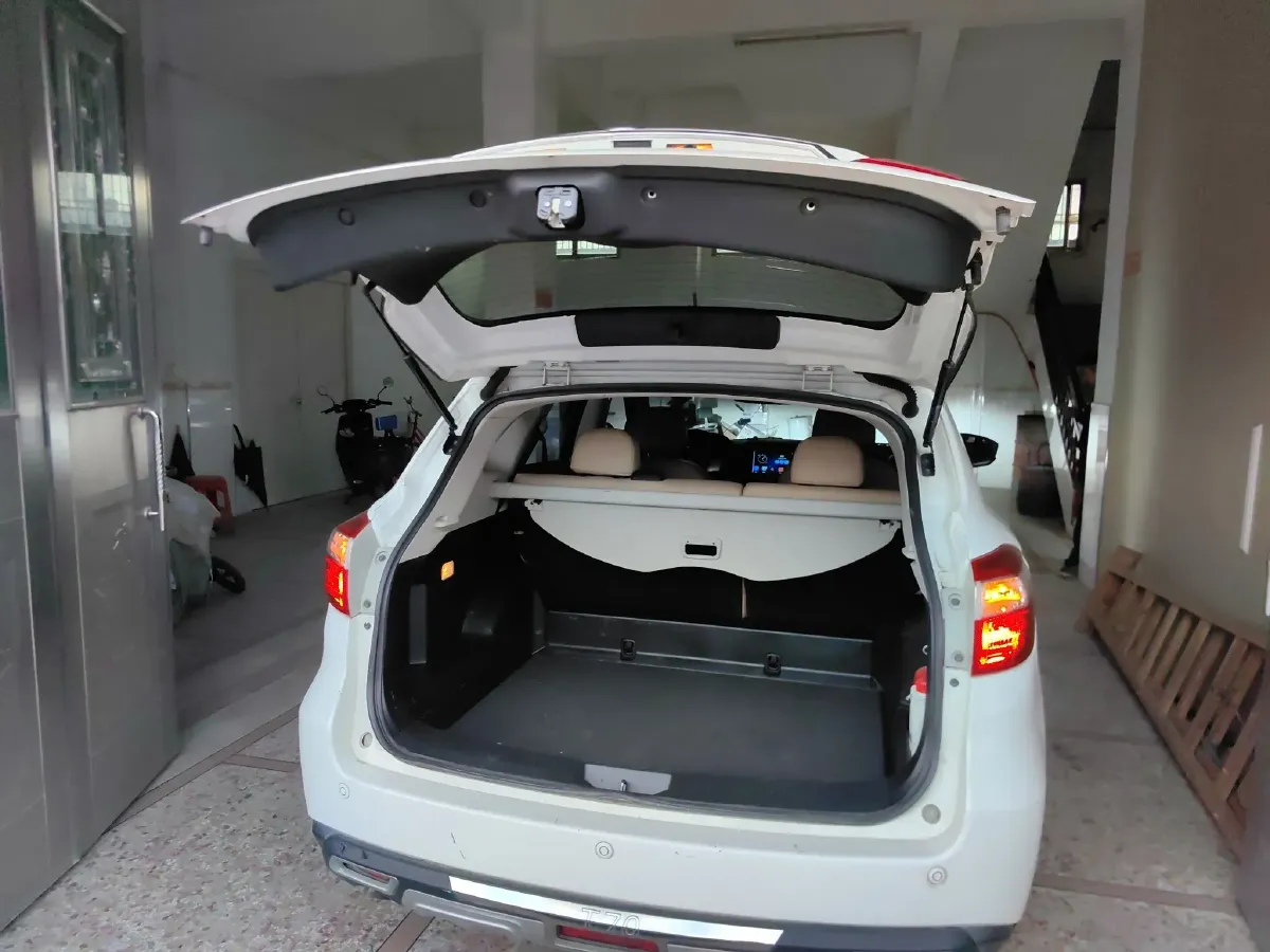 2015 Venucia T70 2.0L 144HP L4 6MT,autocango,china used car exporter,china ev exporter,chinese used car exporter,chinese used ev exporter