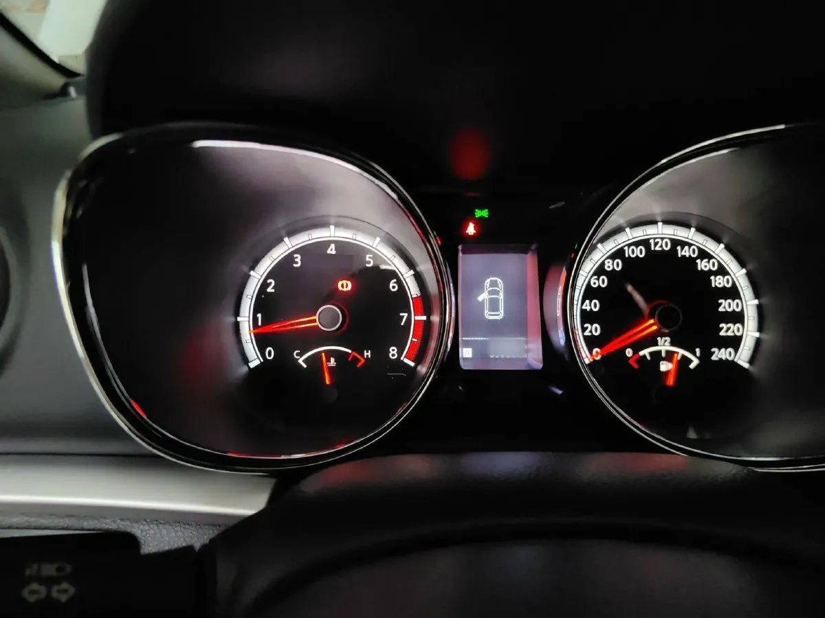 2015 Venucia T70 2.0L 144HP L4 6MT,autocango,china used car exporter,china ev exporter,chinese used car exporter,chinese used ev exporter