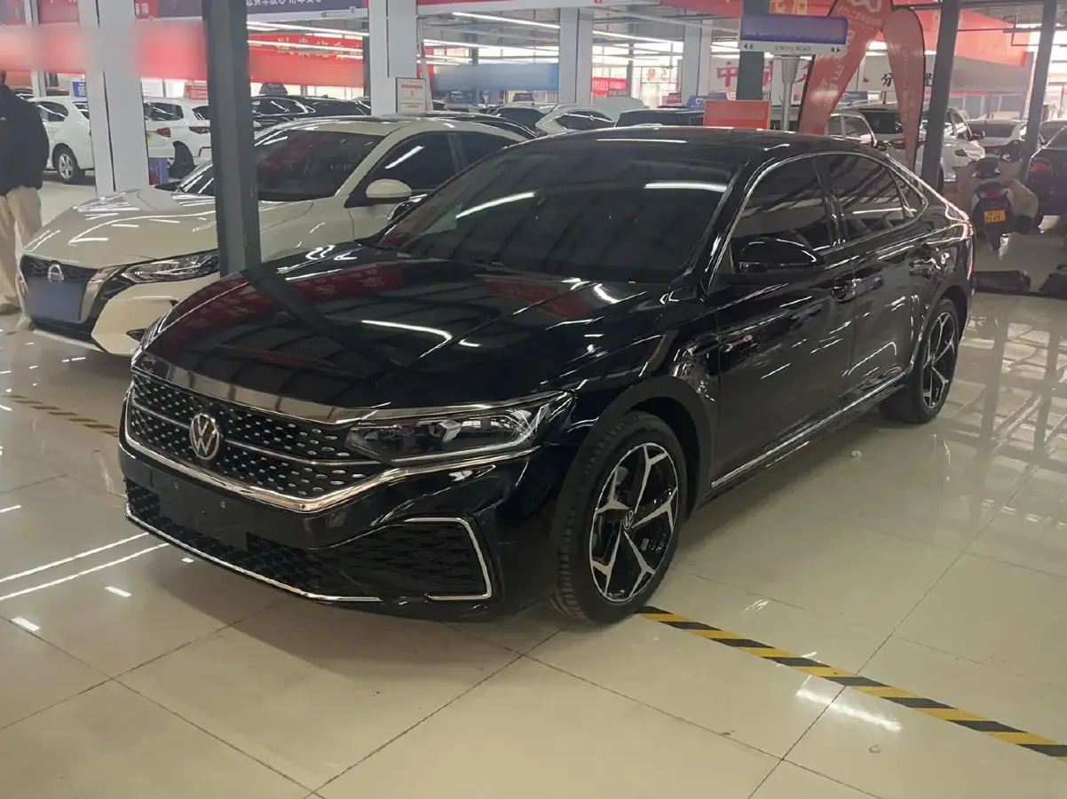 2024 Volkswagen Passat 2.0T 220HP L4 7DCT