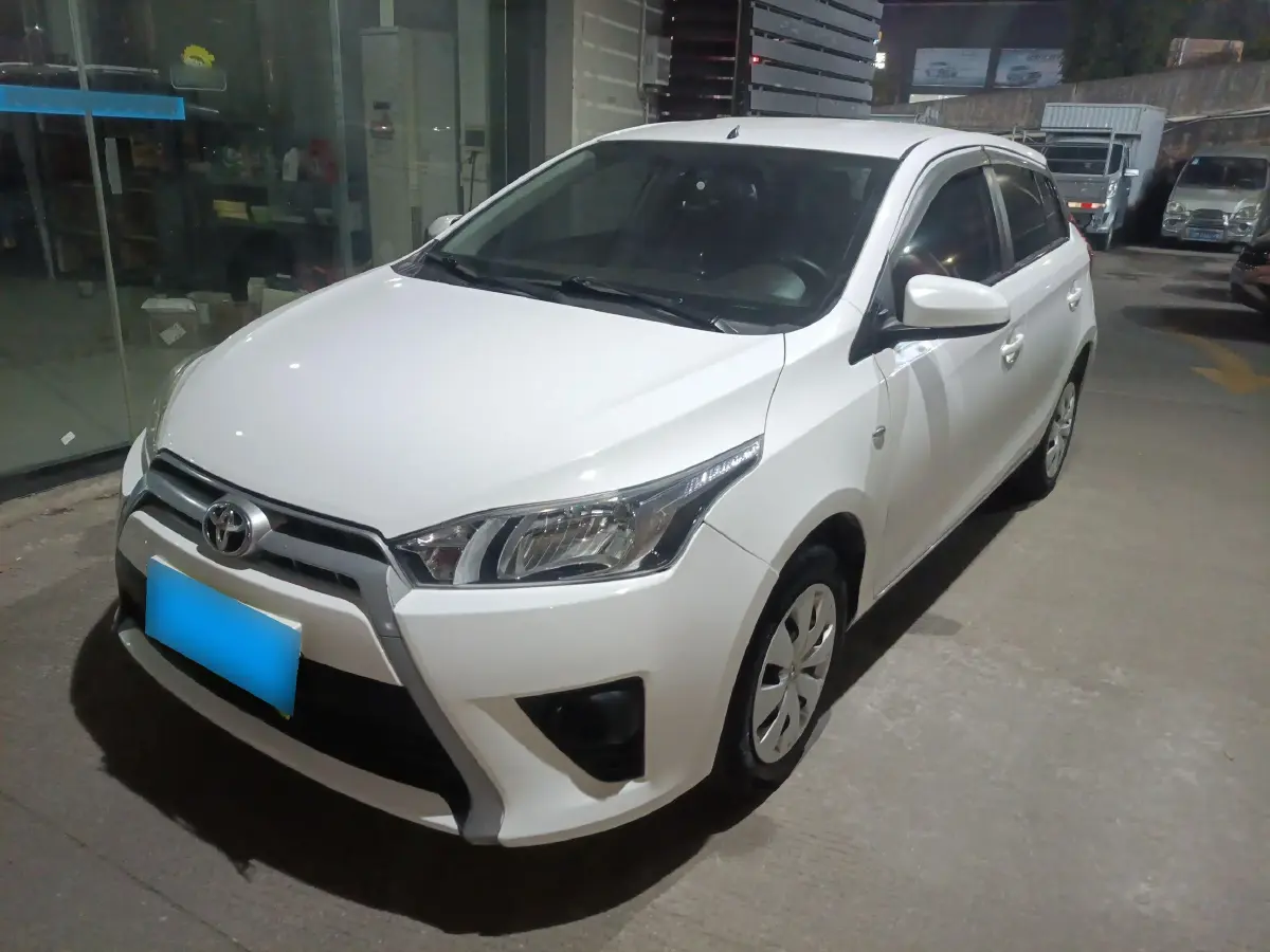 2015 Toyota Yaris L 1.5L 107HP L4 4AT