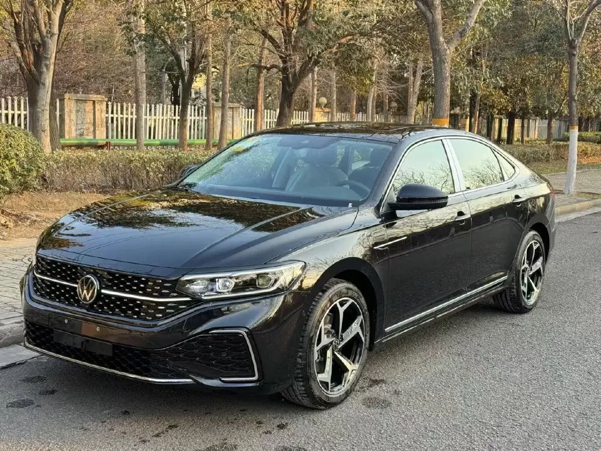 2025 Volkswagen Passat 2.0T 220HP L4 7DCT