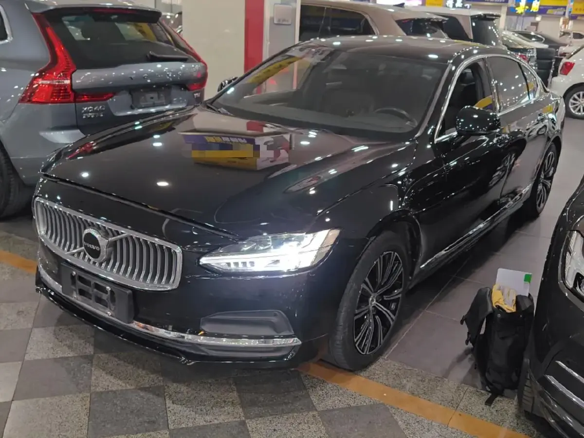 2022 Volvo S90 2.0T 250HP L4 8AT