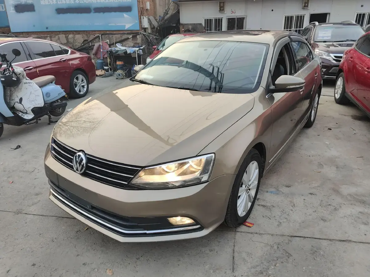 2015 Volkswagen Sagitar 1.6L 110HP L4 5MT