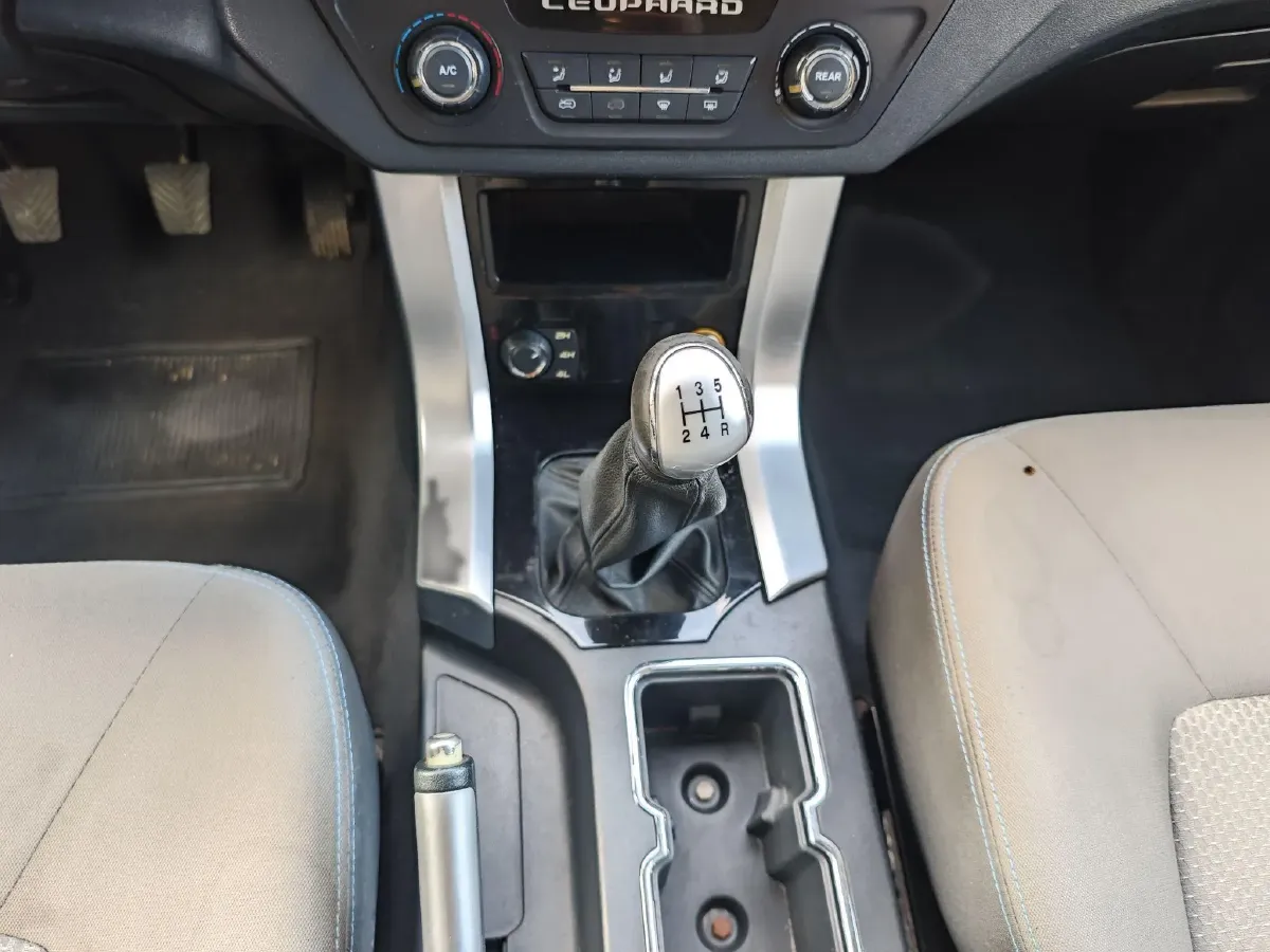 2015 Leopaard Q6 2.4L 147HP L4 5MT,autocango,china used car exporter,china ev exporter,chinese used car exporter,chinese used ev exporter