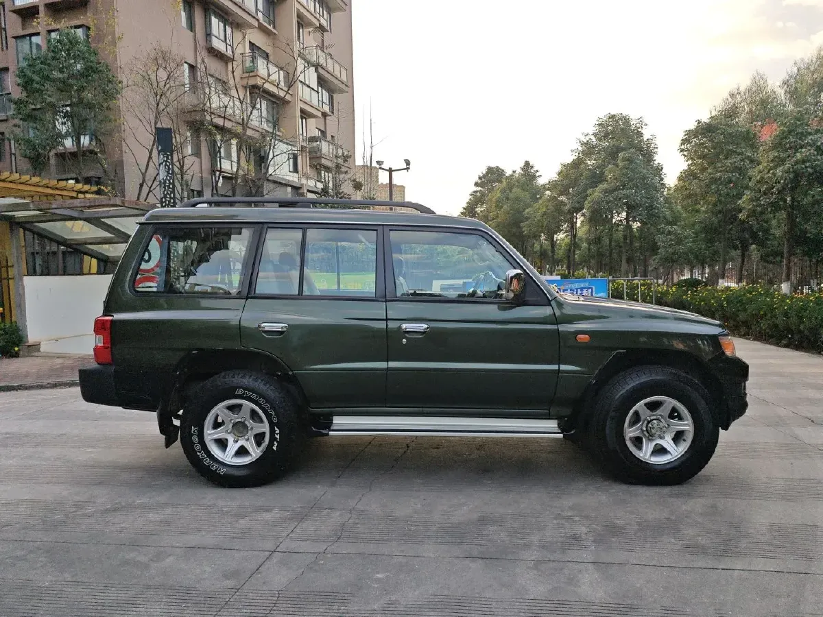 2015 Leopaard Q6 2.4L 147HP L4 5MT,autocango,china used car exporter,china ev exporter,chinese used car exporter,chinese used ev exporter