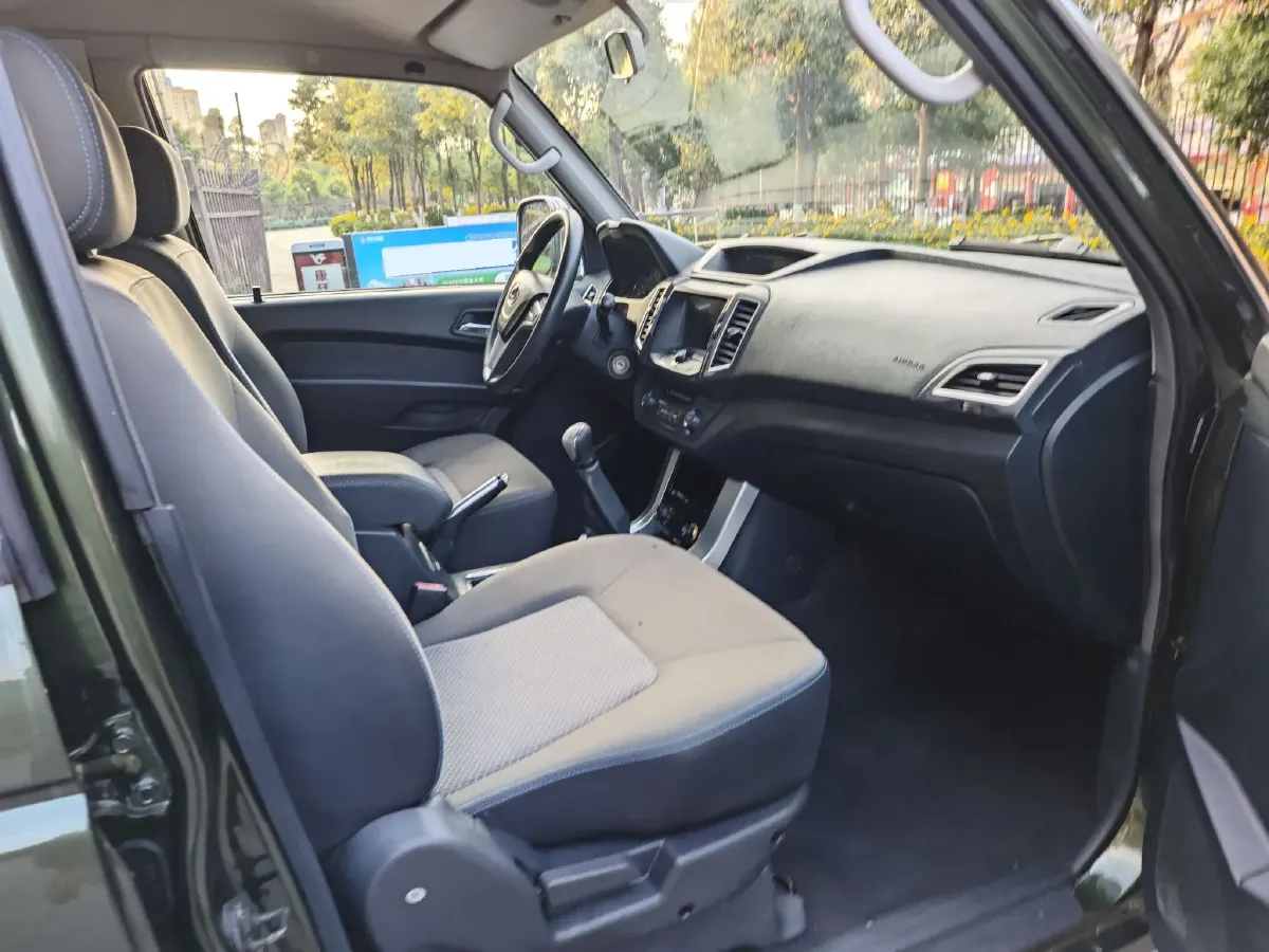 2015 Leopaard Q6 2.4L 147HP L4 5MT,autocango,china used car exporter,china ev exporter,chinese used car exporter,chinese used ev exporter