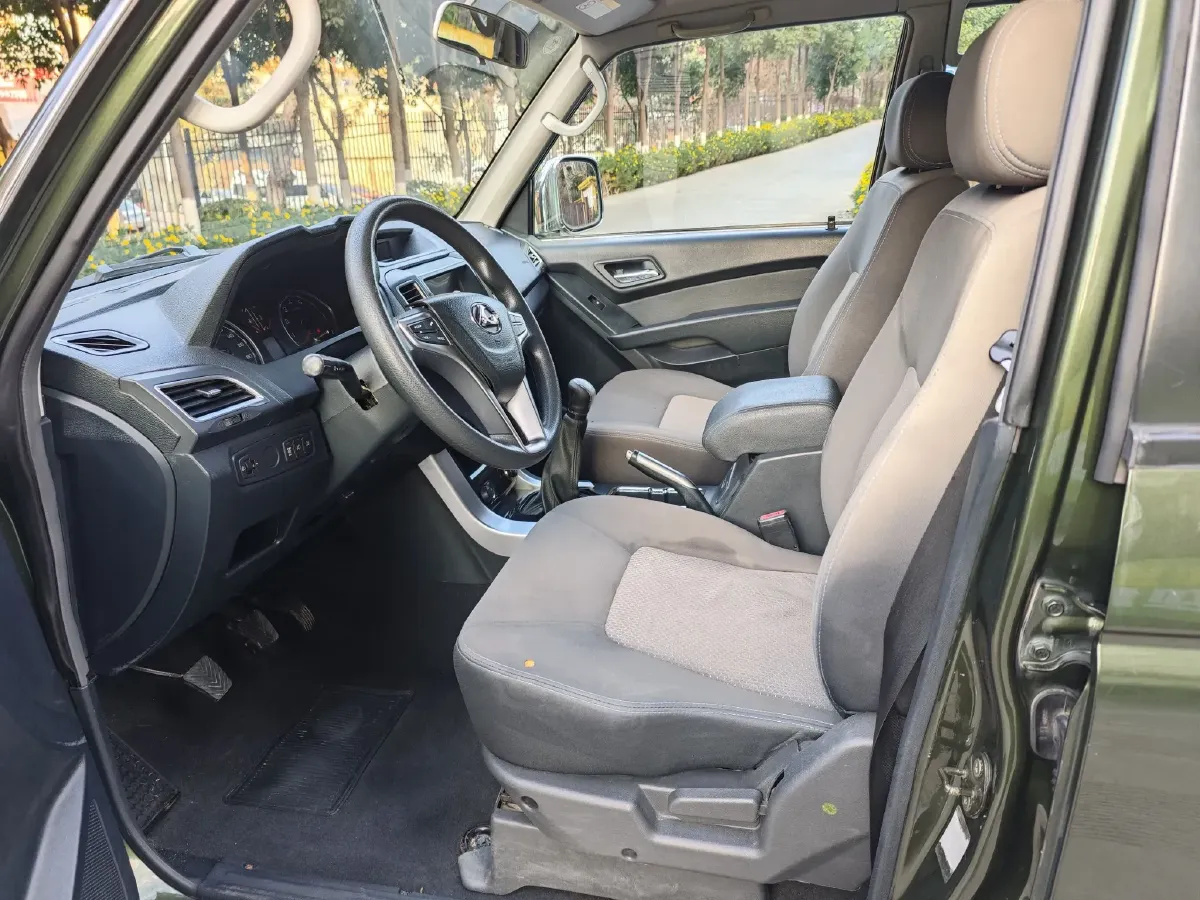 2015 Leopaard Q6 2.4L 147HP L4 5MT,autocango,china used car exporter,china ev exporter,chinese used car exporter,chinese used ev exporter