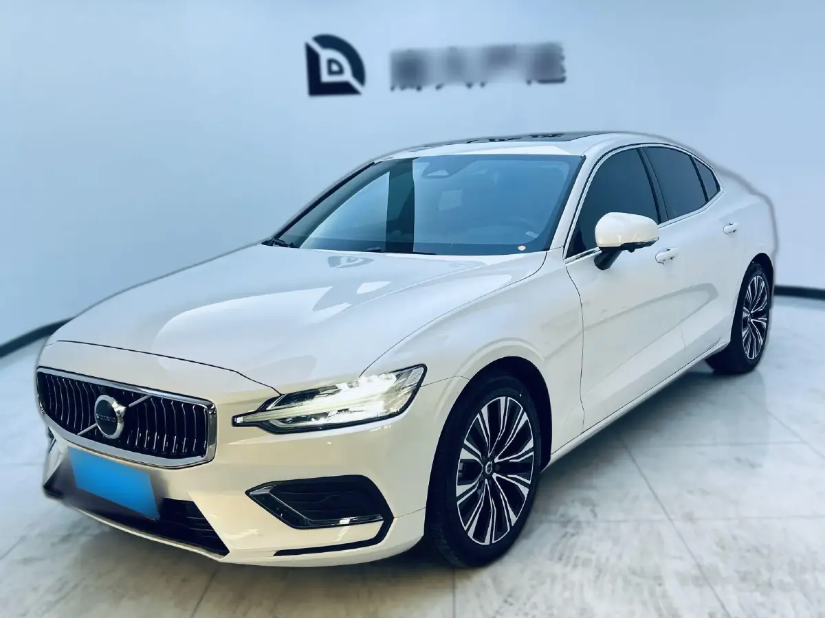 2023 Volvo S60 2.0T 197HP L4 7DCT