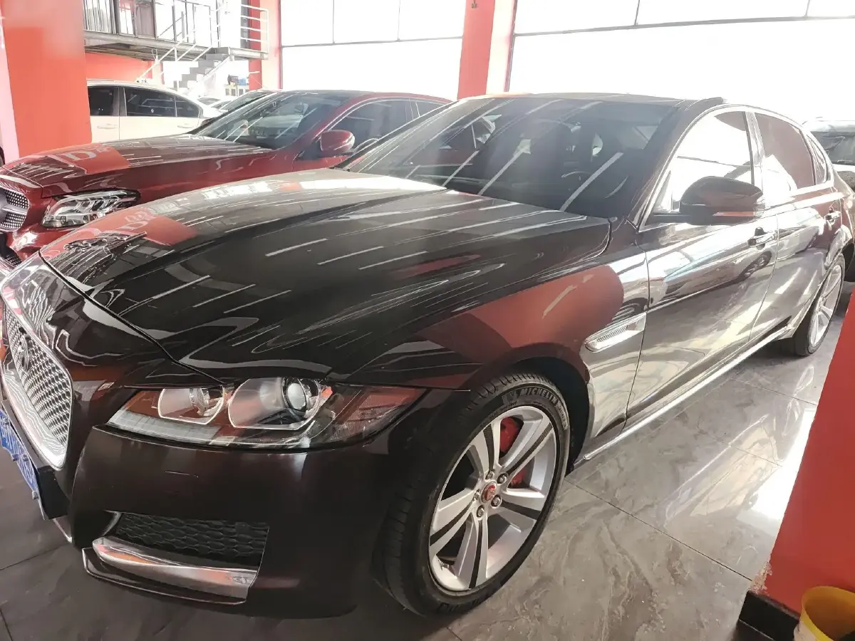 2018 Jaguar XFL 2.0T 200HP L4 8AT