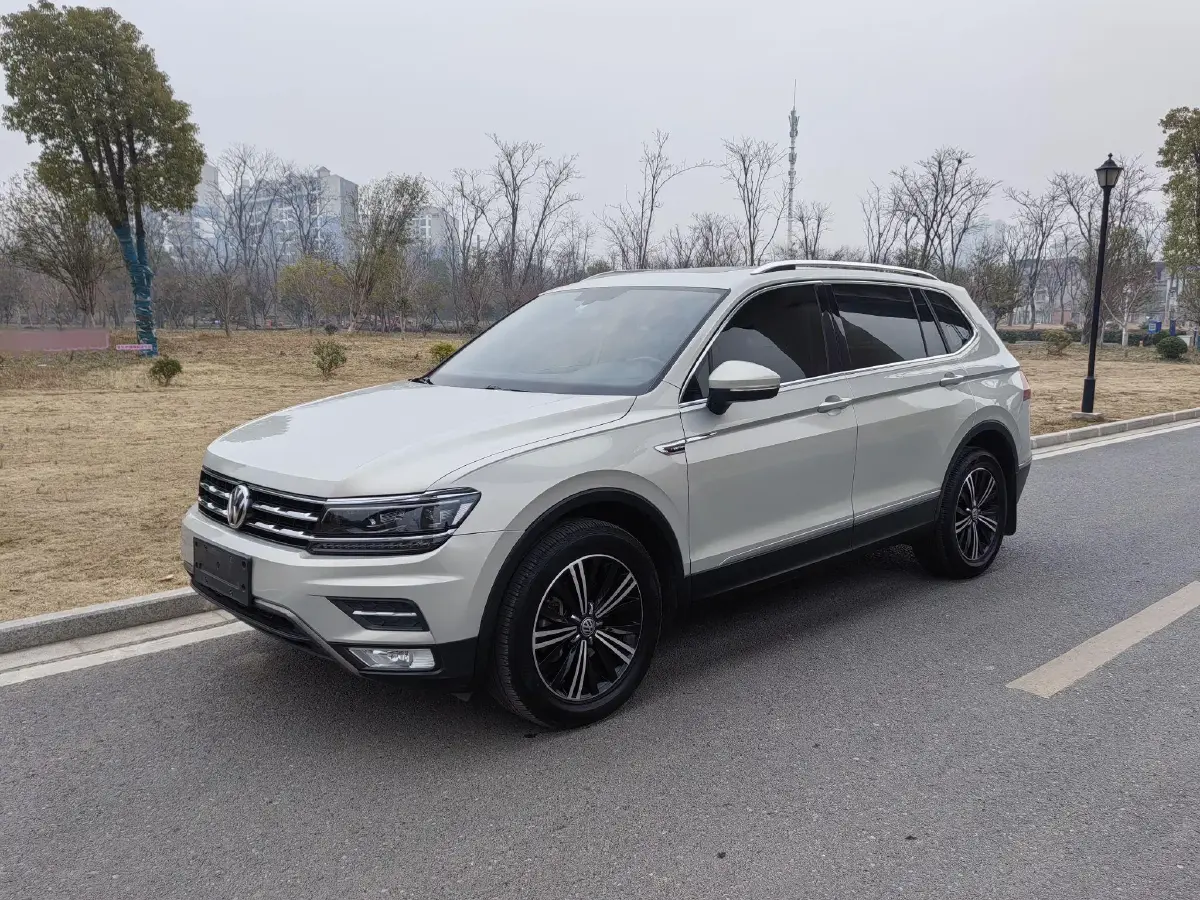 2018 Volkswagen Tiguan L 2.0T 220HP L4 7DCT