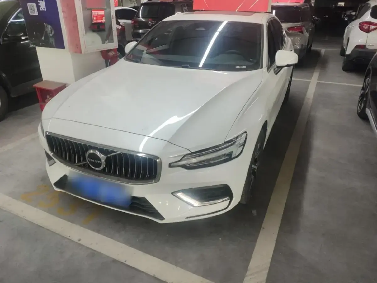 2024 Volvo S60 2.0T 197HP L4 7DCT