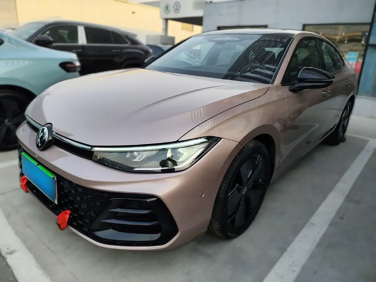 2025 Volkswagen Passat 2.0T 220HP L4 7DCT