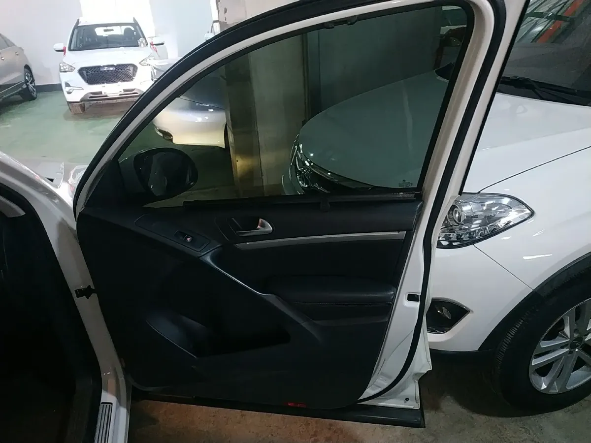 2015 Volkswagen Tiguan 1.8T 160HP L4 6AT,autocango,china used car exporter,china ev exporter,chinese used car exporter,chinese used ev exporter