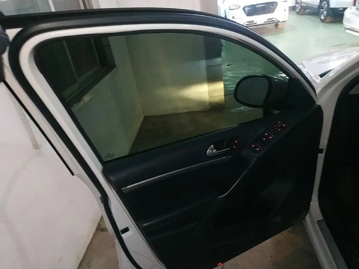 2015 Volkswagen Tiguan 1.8T 160HP L4 6AT,autocango,china used car exporter,china ev exporter,chinese used car exporter,chinese used ev exporter