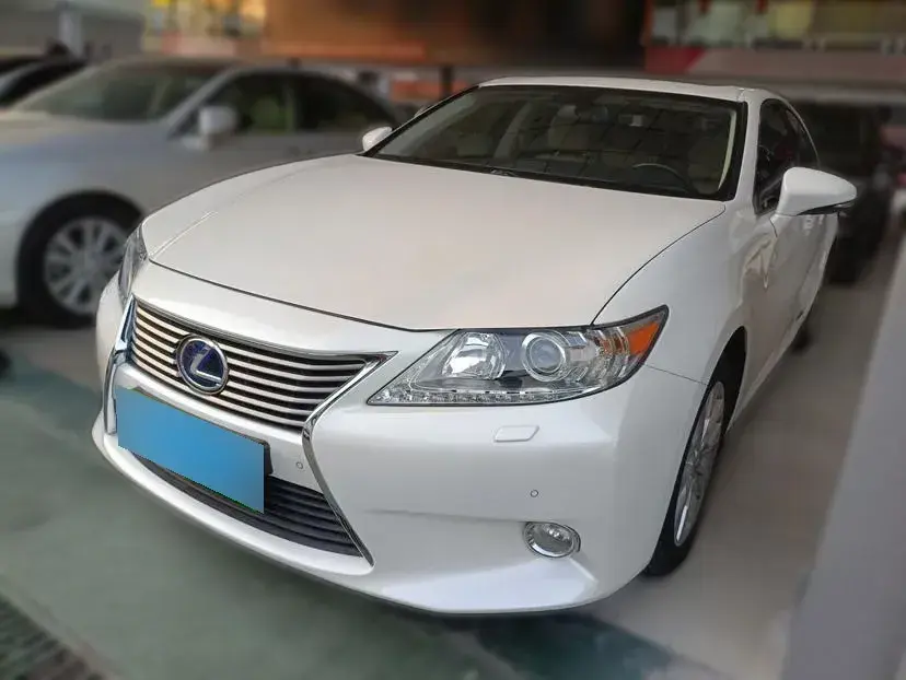 2013 Lexus ES 2.5L 160HP L4 E-CVT Hybrid