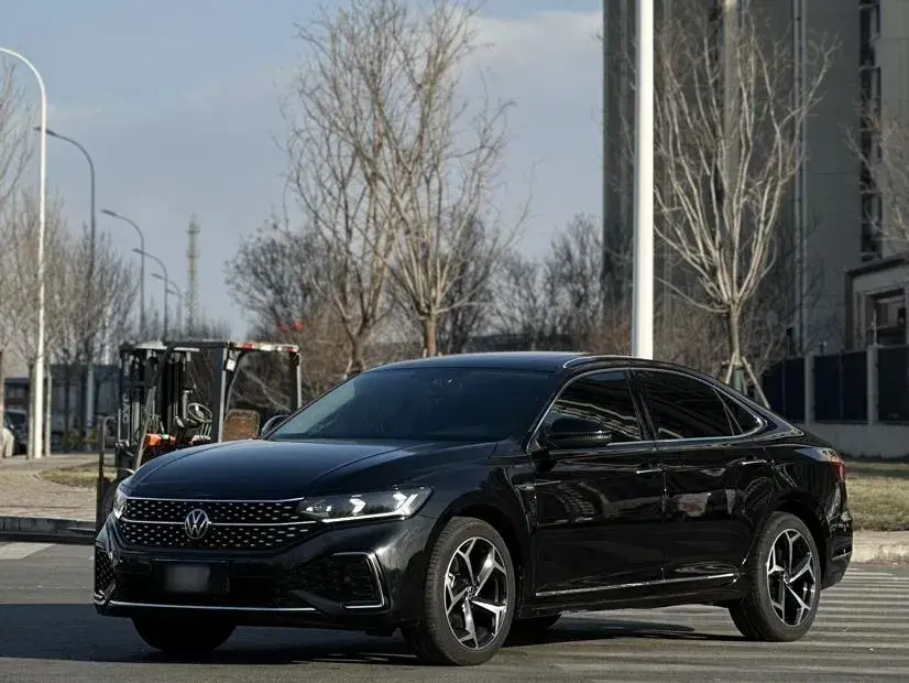 2024 Volkswagen Passat 2.0T 220HP L4 7DCT