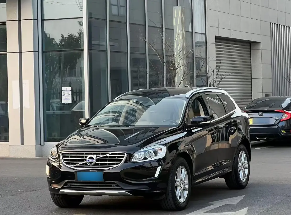 2016 Volvo XC60 2.0T 245HP L4 8AT
