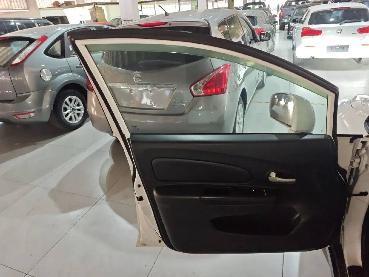 2015 Venucia R50 1.6L 117HP L4 4AT,autocango,china used car exporter,china ev exporter,chinese used car exporter,chinese used ev exporter