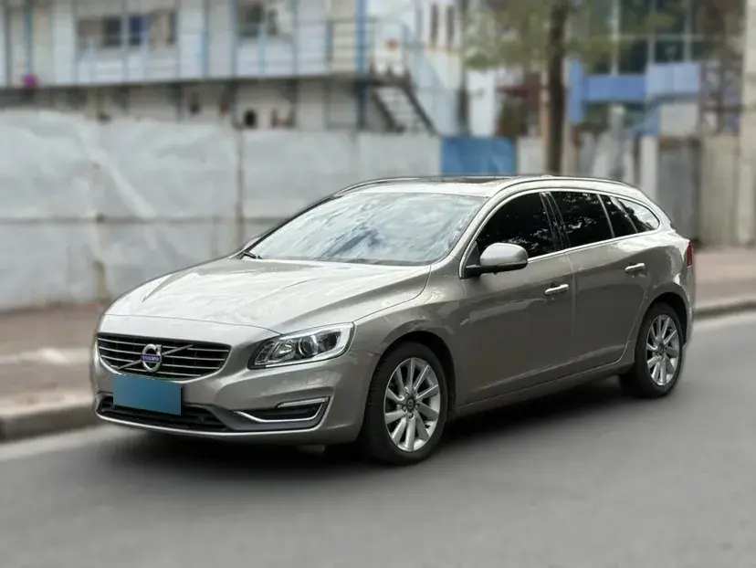 2015 Volvo V60 2.0T 245HP L4 8AT