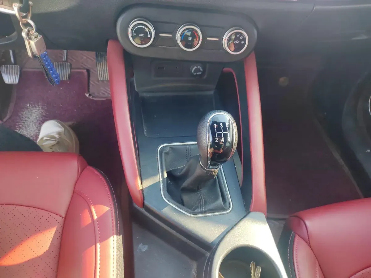 2021 DongFeng Fengon Fengon 500 1.5L 116HP L4 5MT,autocango,china used car exporter,china ev exporter,chinese used car exporter,chinese used ev exporter