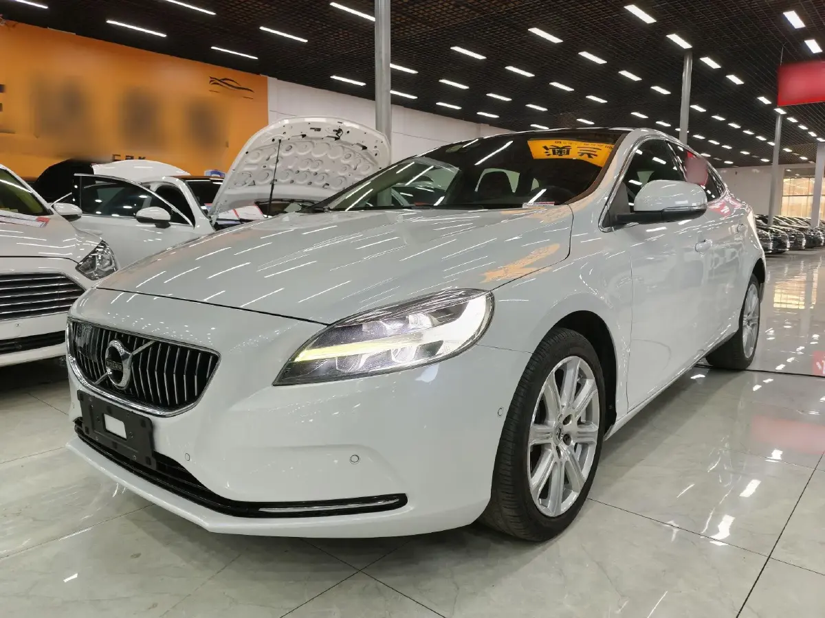 2017 Volvo V40 1.5T 152HP L4 6AT