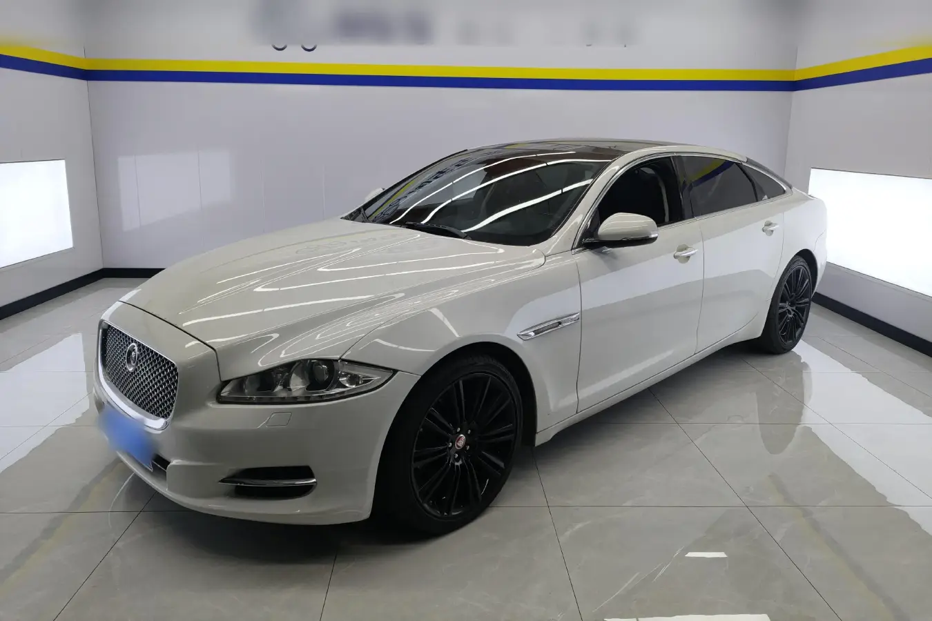 2013 Jaguar XJ 2.0T 240HP L4 8AT