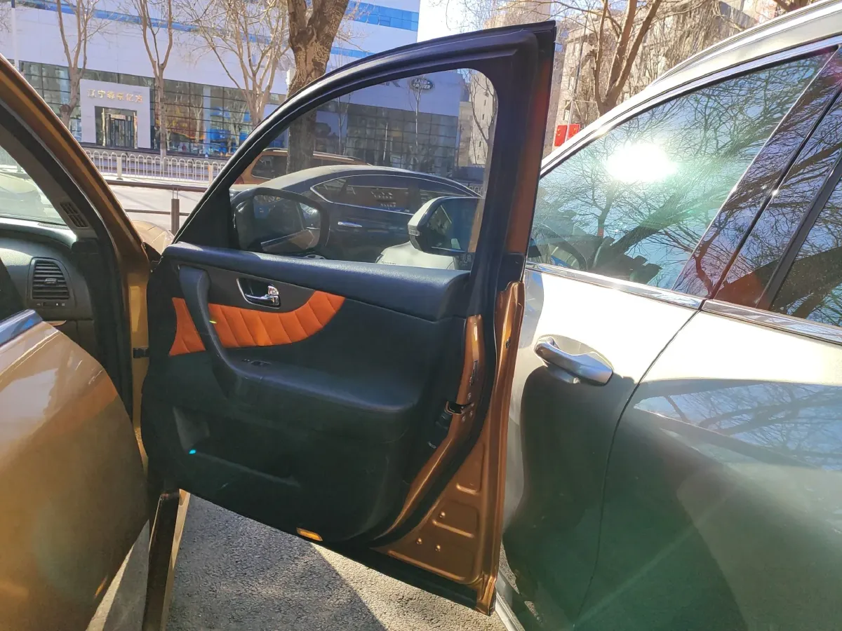 2013 Infiniti QX70 3.7L 351HP V6 7AT,autocango,china used car exporter,china ev exporter,chinese used car exporter,chinese used ev exporter