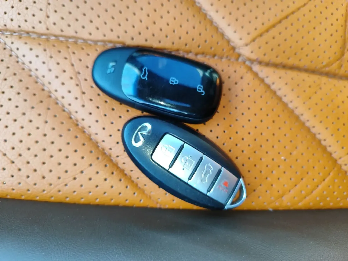 2013 Infiniti QX70 3.7L 351HP V6 7AT,autocango,china used car exporter,china ev exporter,chinese used car exporter,chinese used ev exporter