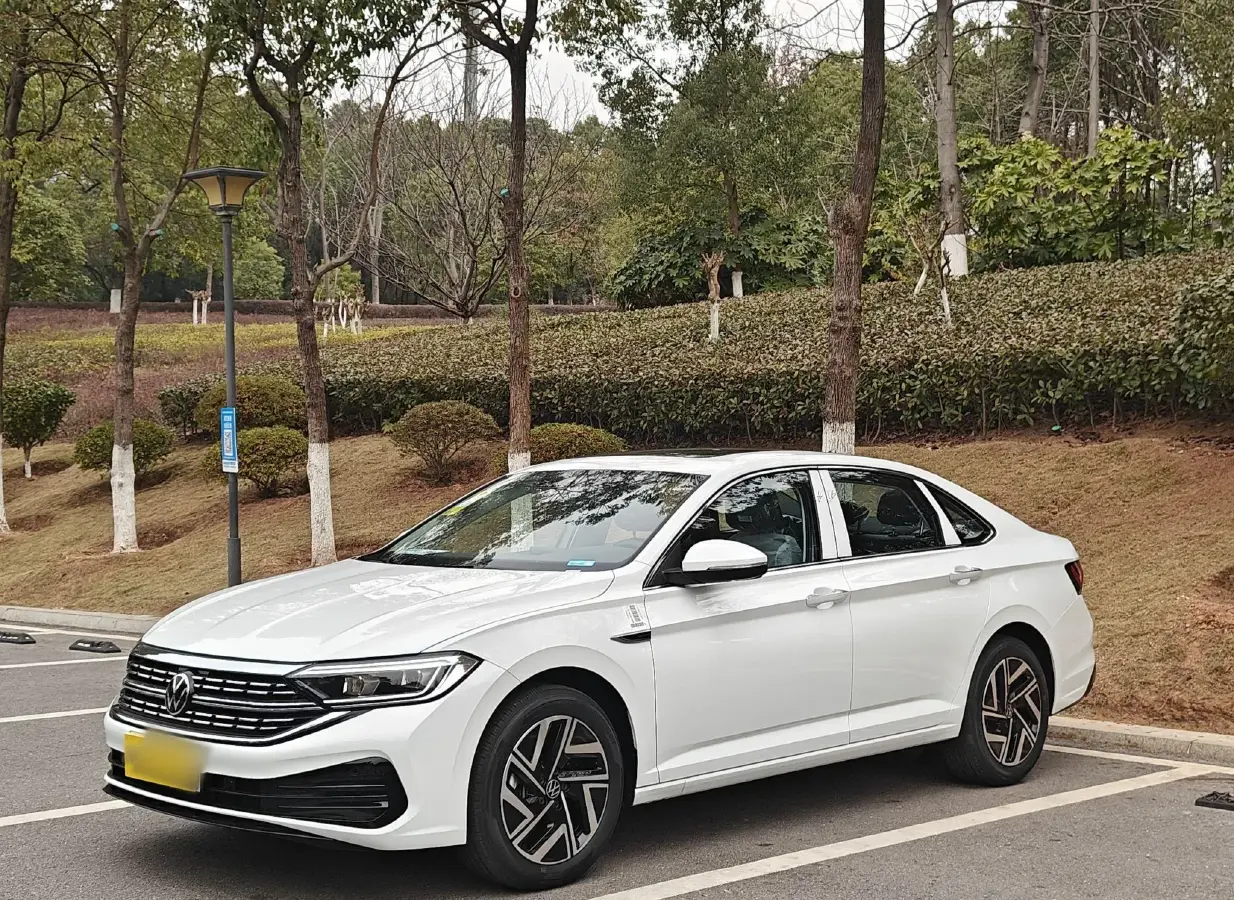 2025 Volkswagen Sagitar 1.5T 160HP L4 7DCT