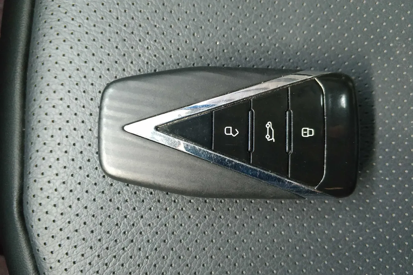 2023 Venucia Grand V DD-i 1.5T 163HP L4 E-CVT PHEV 18.4KWH,autocango,china used car exporter,china ev exporter,chinese used car exporter,chinese used ev exporter