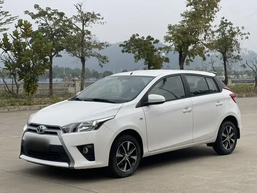 2015 Toyota Yaris L 1.5L 107HP L4 4AT