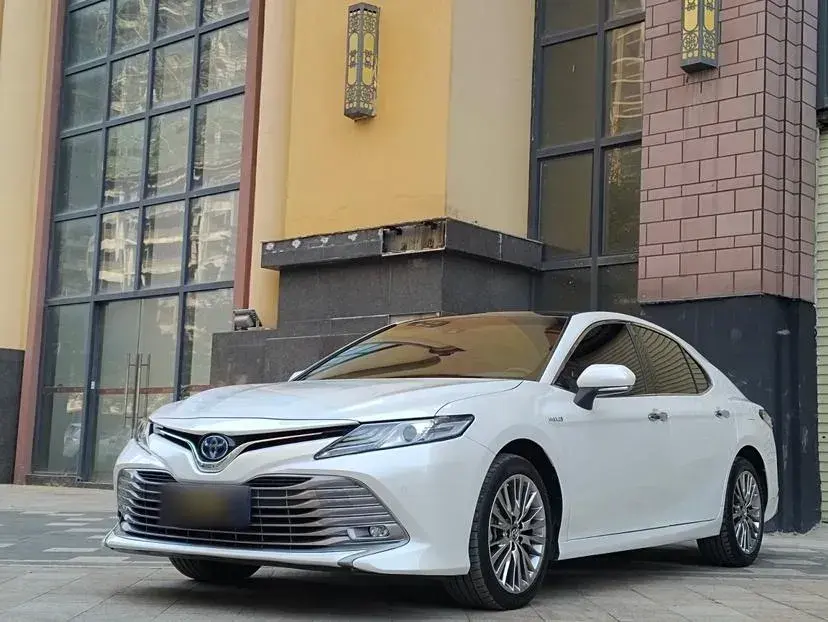 2019 Toyota Camry 2.5L 178HP L4 E-CVT Hybrid