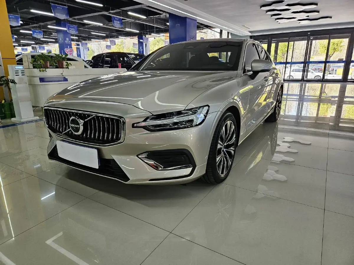 2023 Volvo S60 2.0T 197HP L4 7DCT