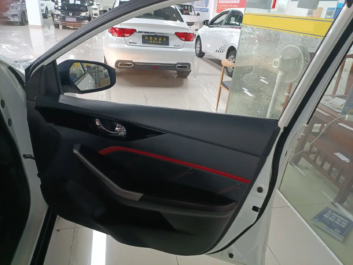 2018 Venucia D60 1.6L 126HP L4 5MT,autocango,china used car exporter,china ev exporter,chinese used car exporter,chinese used ev exporter