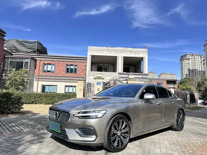 2022 Volvo S60 2.0T 197HP L4 8AT