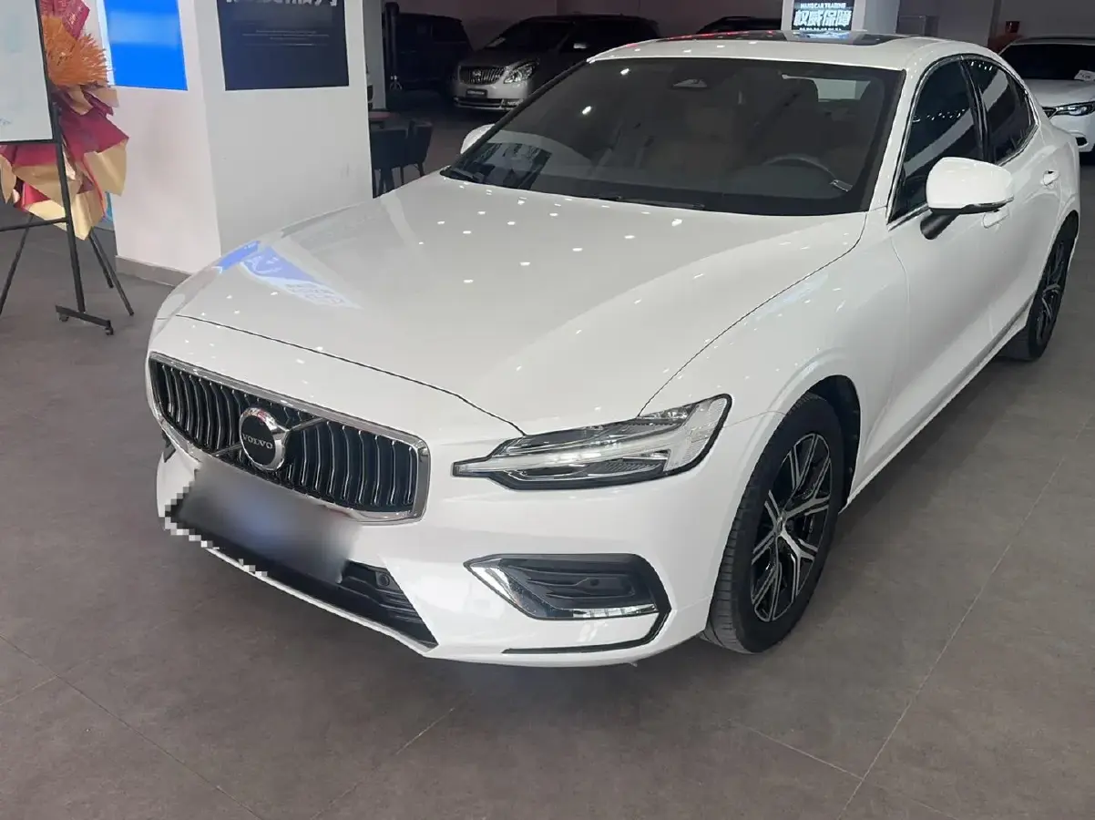 2023 Volvo S60 2.0T 197HP L4 7DCT
