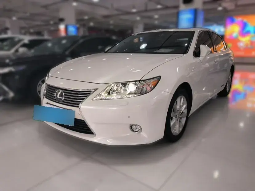 2014 Lexus ES 2.5L 160HP L4 E-CVT Hybrid