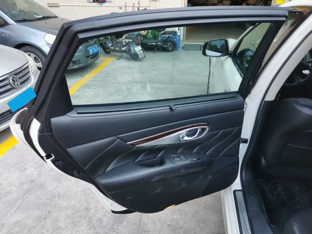 2015 Infiniti Q70 3.5L 298HP V6 7AT Hybrid,autocango,china used car exporter,china ev exporter,chinese used car exporter,chinese used ev exporter