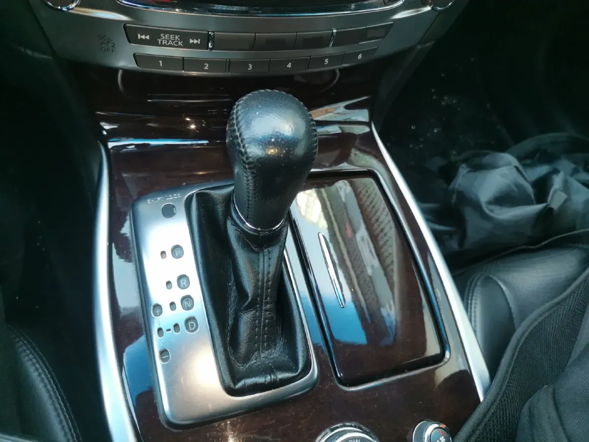 2015 Infiniti Q70 3.5L 298HP V6 7AT Hybrid,autocango,china used car exporter,china ev exporter,chinese used car exporter,chinese used ev exporter