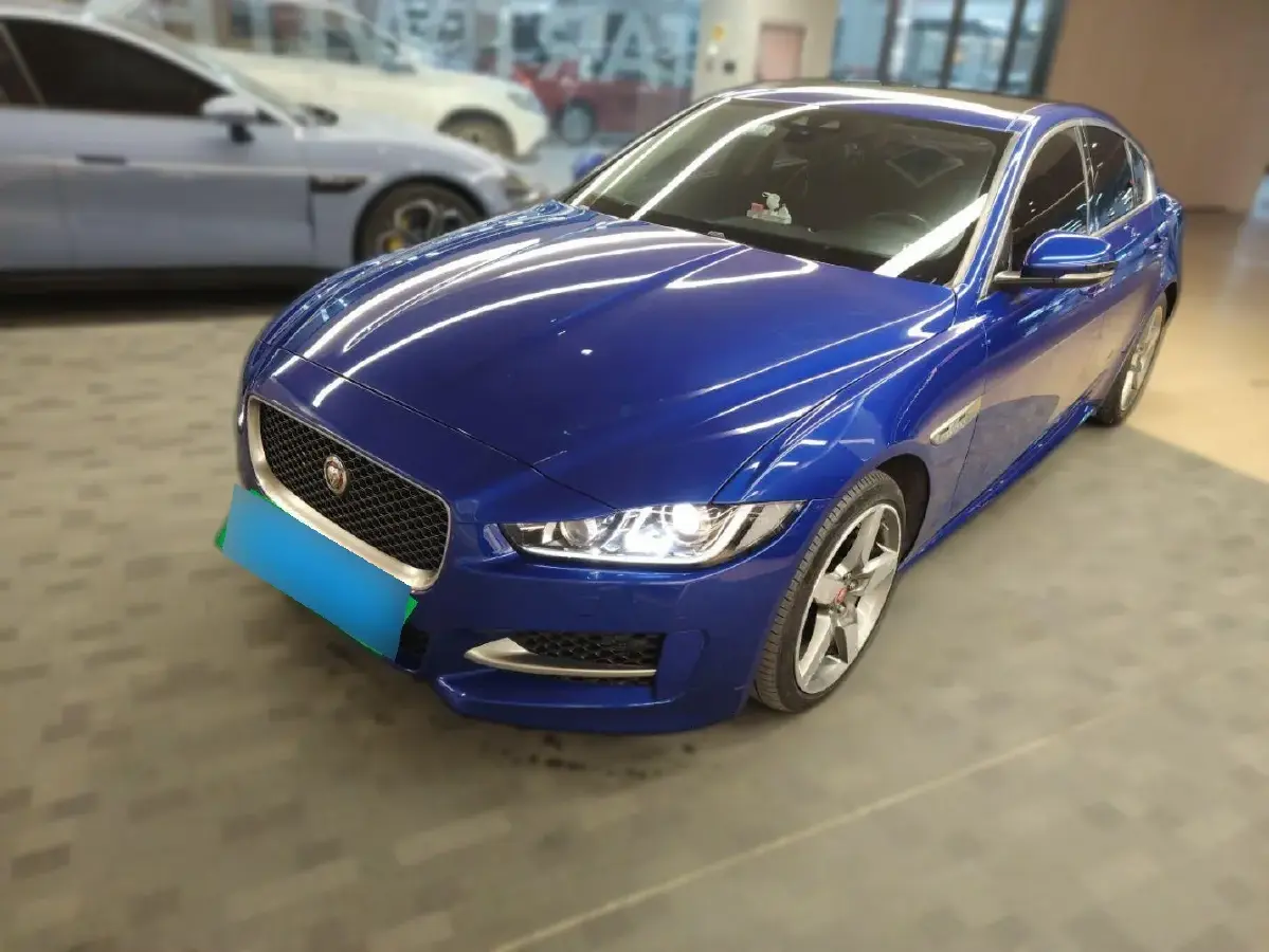 2017 Jaguar XE 2.0T 200HP L4 8AT
