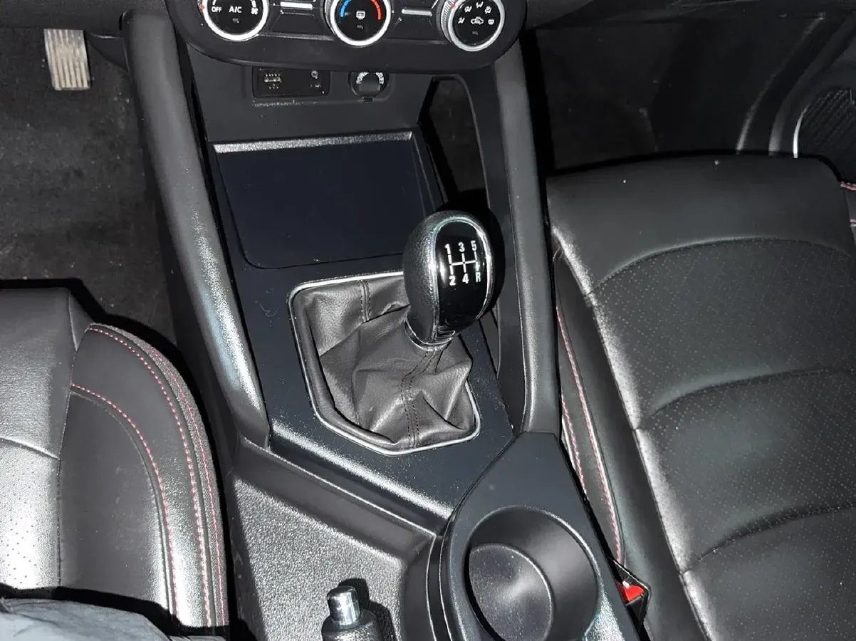 2021 DongFeng Fengon Fengon 500 1.5L 116HP L4 5MT,autocango,china used car exporter,china ev exporter,chinese used car exporter,chinese used ev exporter