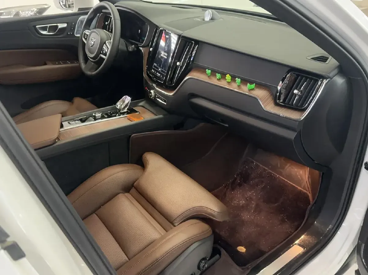 2024 Volvo XC60 PHEV 2.0T 310HP L4 8AT PHEV 18.8KWH,autocango,china used car exporter,china ev exporter,chinese used car exporter,chinese used ev exporter