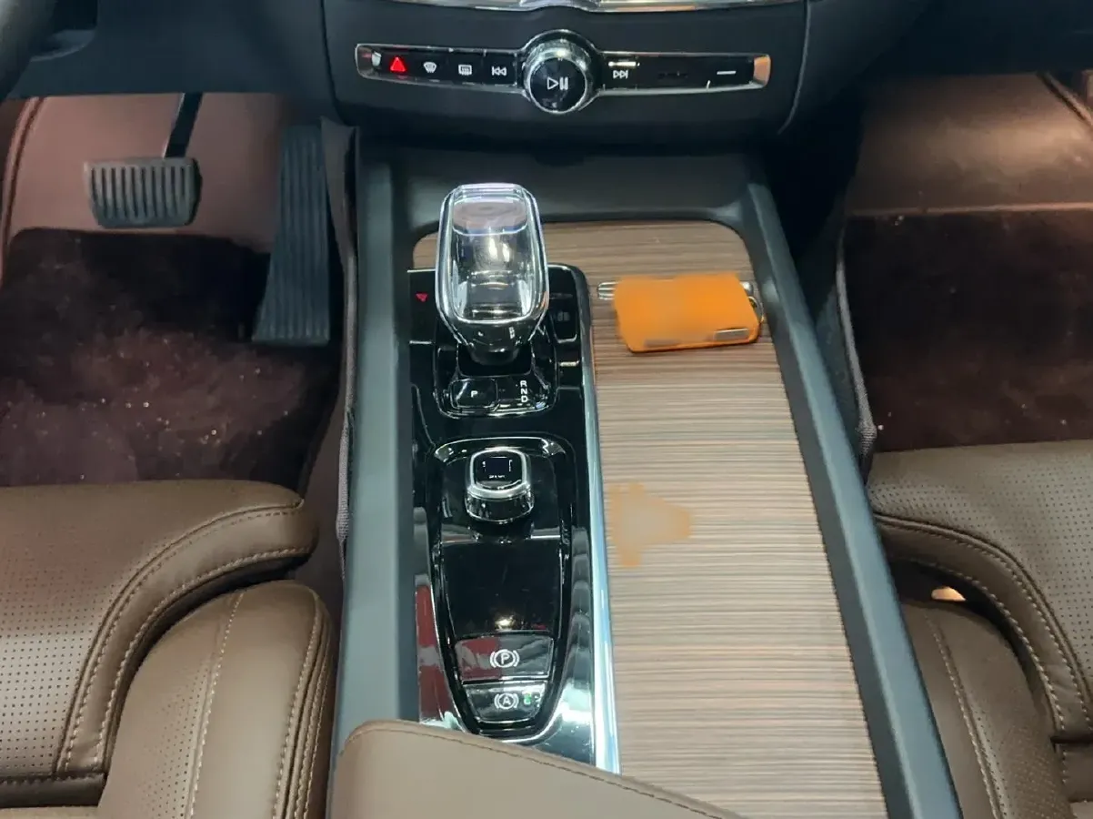 2024 Volvo XC60 PHEV 2.0T 310HP L4 8AT PHEV 18.8KWH,autocango,china used car exporter,china ev exporter,chinese used car exporter,chinese used ev exporter