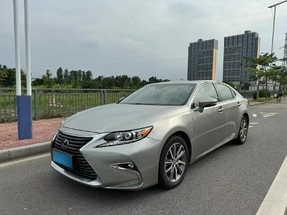 2015 Lexus ES 2.5L 160HP L4 E-CVT Hybrid