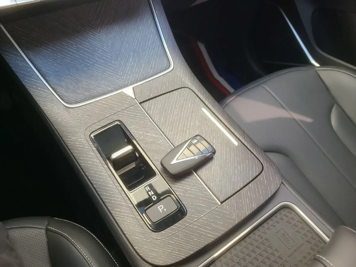 2023 Venucia Grand V DD-i 1.5T 163HP L4 E-CVT PHEV 18.4KWH,autocango,china used car exporter,china ev exporter,chinese used car exporter,chinese used ev exporter