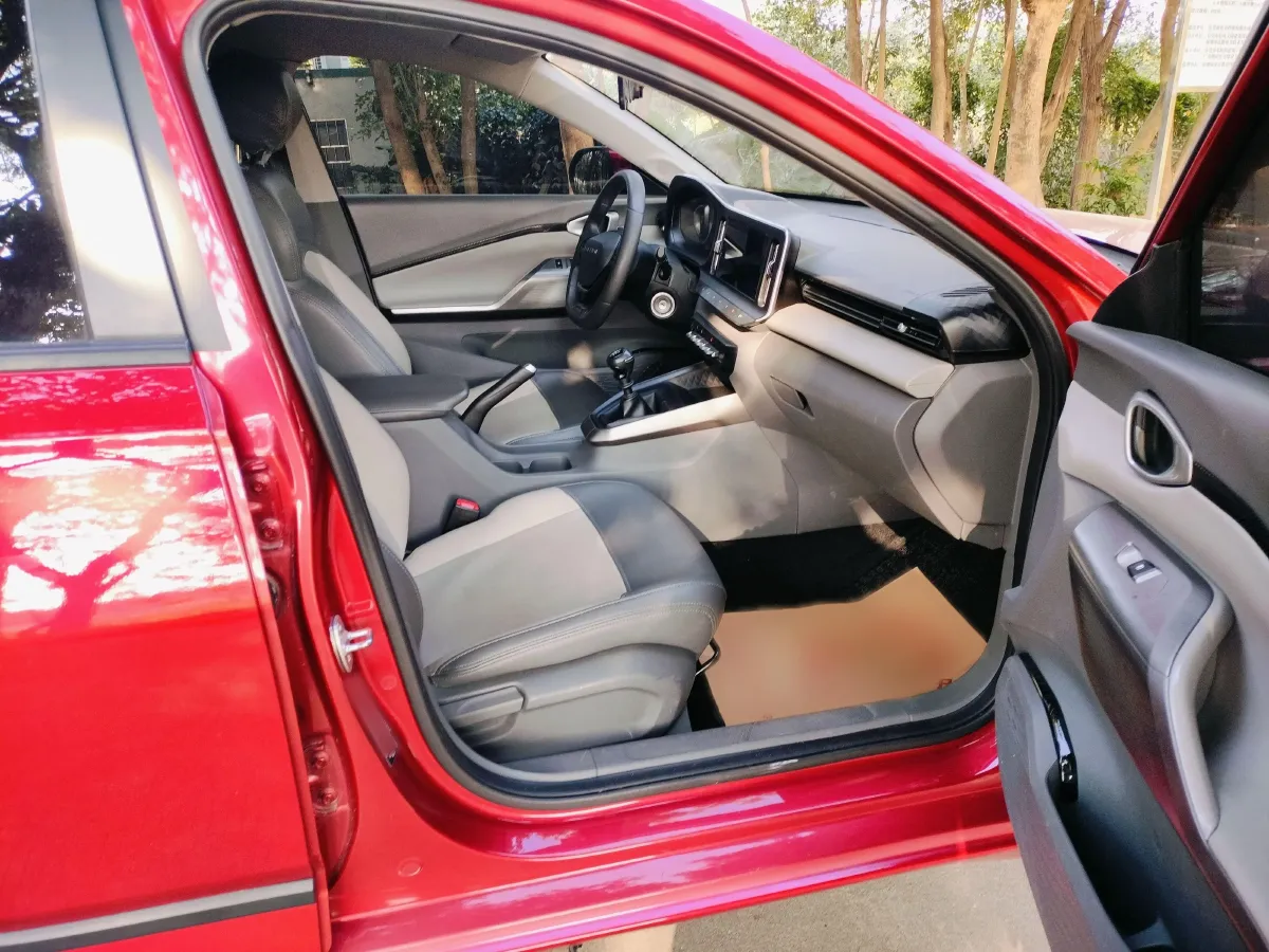 2020 BaoJun RC-5 1.5L 99HP L4 6MT,autocango,china used car exporter,china ev exporter,chinese used car exporter,chinese used ev exporter