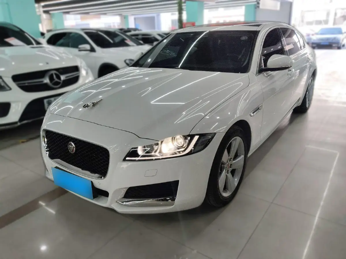 2019 Jaguar XFL 2.0T 200HP L4 8AT