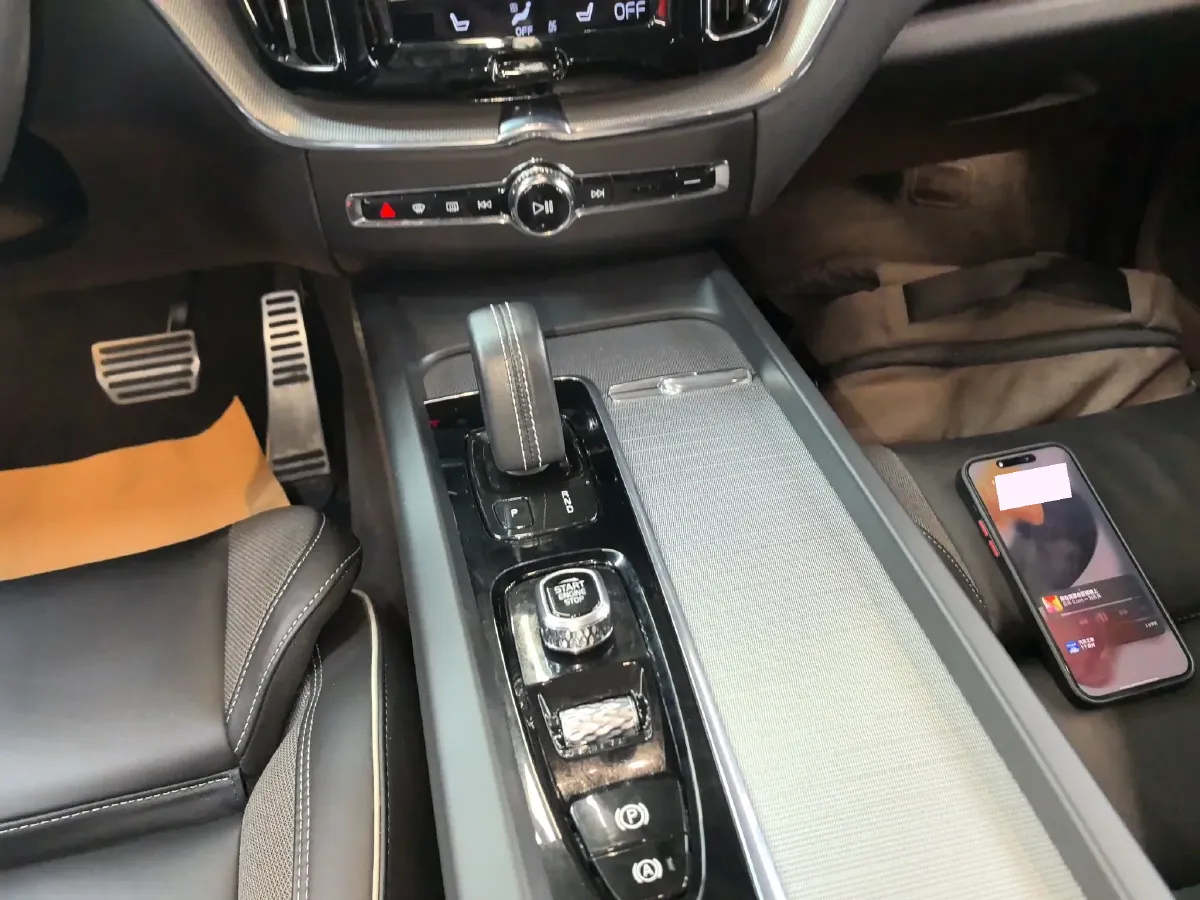 2021 Volvo XC60 PHEV 2.0T 303HP L4 8AT PHEV 11.6KWH,autocango,china used car exporter,china ev exporter,chinese used car exporter,chinese used ev exporter
